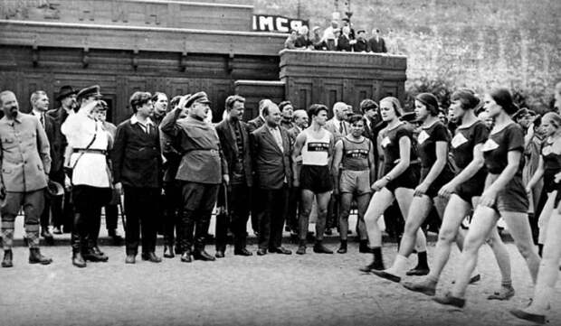 Авель Енукидзе выбирал комсомолок для своих утех на праздничных мероприятиях./Фото: ic.pics.livejournal.com Авель Енукидзе выбирал комсомолок для своих утех на праздничных мероприятиях./Фото: ic.pics.livejournal.com