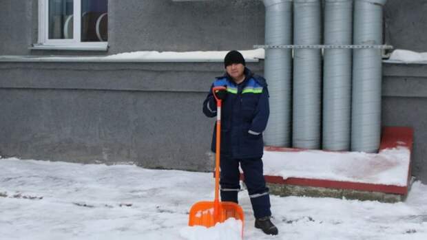 "Сначала я плакал". Дворник из Новосибирска работает почти 20 лет, имея лишь одну руку