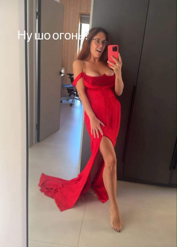 Актриса Мария Шумакова показала себя в откровенном платье с глубоким декольте
