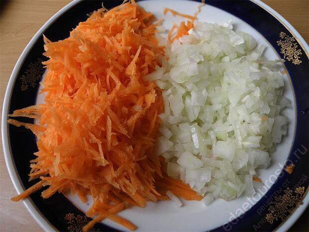 Морковь натереть на крупной терке. пошаговое фото этапа приготовления борща