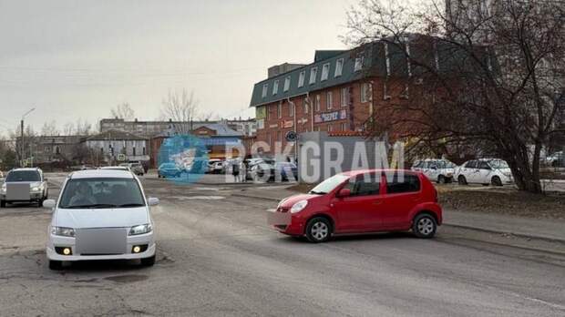 Жители Бийска пожаловались на водителя иномарки, который припарковался посреди дороги