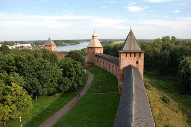 Самый старый из русских кремлей - Новгородский детинец – впервые упоминается в летописи XI века. Необычная архитектурная деталь детинца - надвратные церкви. история, факты