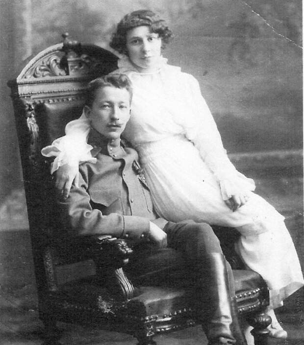 Подпоручик 1-го пехотного Невского полка Николай Яковлевич Гладков с супругой. 1914 - начало 1915 гг.