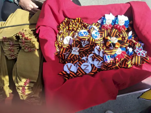 «Вот так и иди». В Барнауле на улицах и в магазинах вместе с символикой к 9 мая появились значки «Za наших»