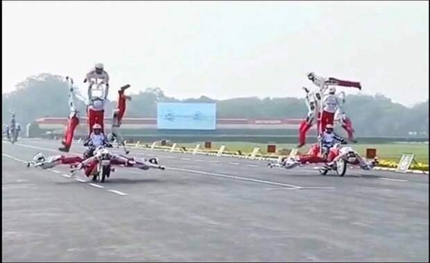 Цирковые войска???Комментатор жжёт