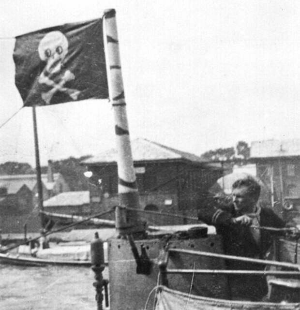 Веселый Роджер над английской подводной лодкой в 1914 году Веселый Роджер над английской подводной лодкой в 1914 году