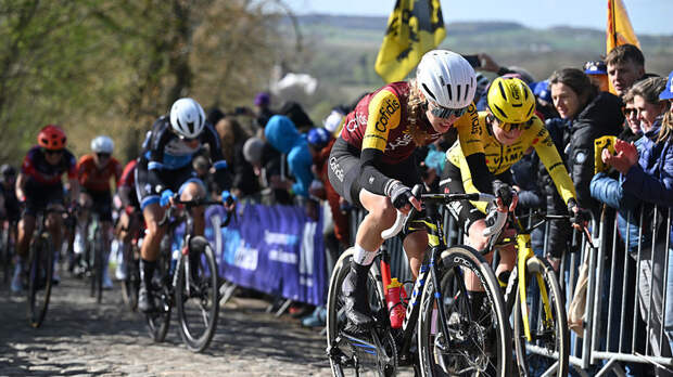 Велогонщицы попали в массовый завал за 2 километра до финиша гонки в Бельгии