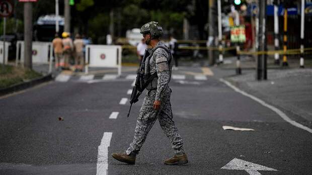 Президент Венесуэлы Мадуро приказал развернуть 25 тыс. военных на границе с Колумбией