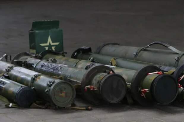 Российский ручной одноразовый противотанковый гранатомет РПГ-30 «Крюк» находится на вооружении ВС России с 2012 года.