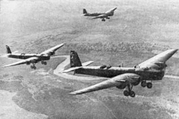 Советские летчики на ТБ-3 - участники национально-освободительной борьбы китайского народа против японских захватчиков (1937-1945). Репродукция снимка 1938 года. Советские летчики на ТБ-3 - участники национально-освободительной борьбы китайского народа против японских захватчиков (1937-1945). Репродукция снимка 1938 года.