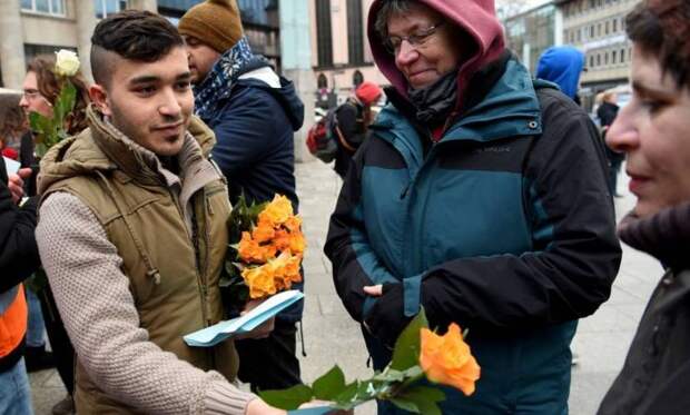 Сирийцы подарили немкам цветы в качестве извинений за нападения 