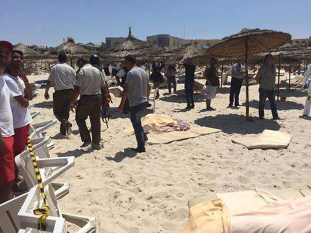 В результате теракта на пляже в Тунисе погибли по меньшей мере 30 туристов