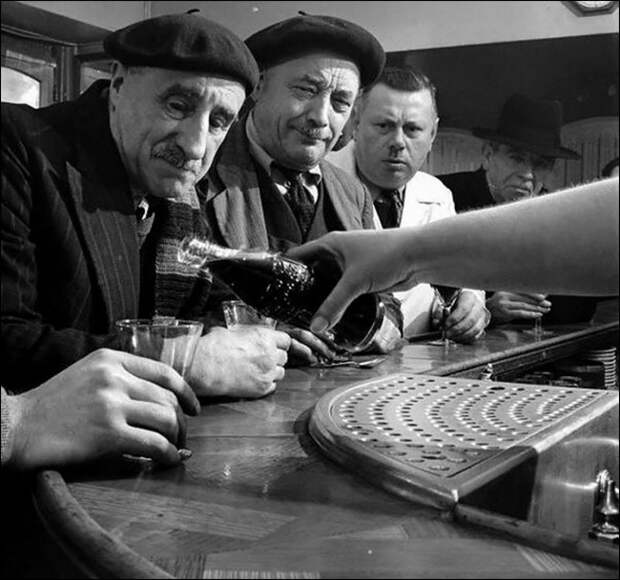 Coca-Cola arrives in France, 1950.