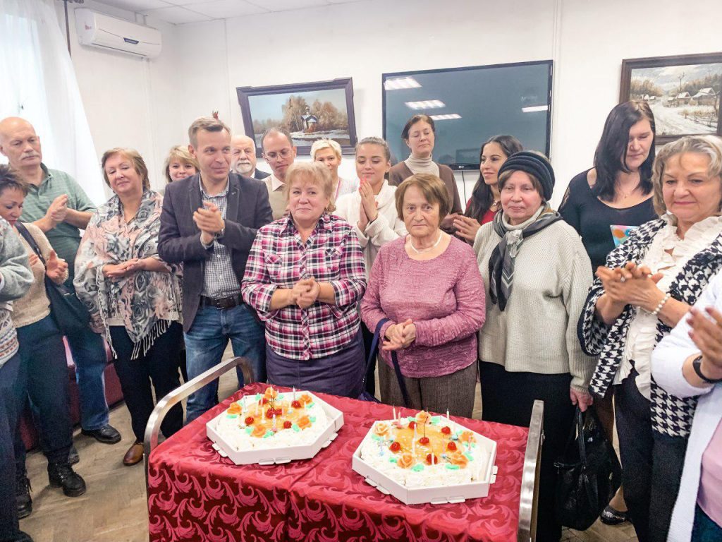 Именинников из «Московского долголетия» поздравили концертом. Фото: ОСКАД «Лосиноостровский»