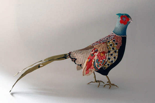 Красочные скульптуры птиц в стиле пэчворк