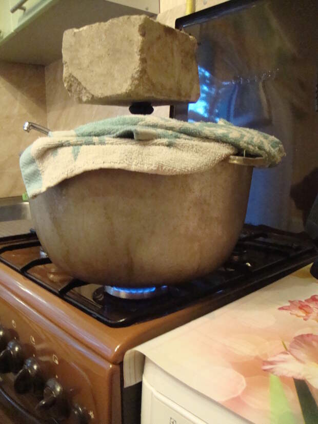 пар просачивался из под крышки пришлось накрыть мокрым полотенцем во избежании потери наивкуснейшего овощного сока еда, своими руками