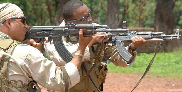 АК-47 - автомат Калашникова калибр 7,62-мм АК-47 - автомат Калашникова калибр 7,62-мм