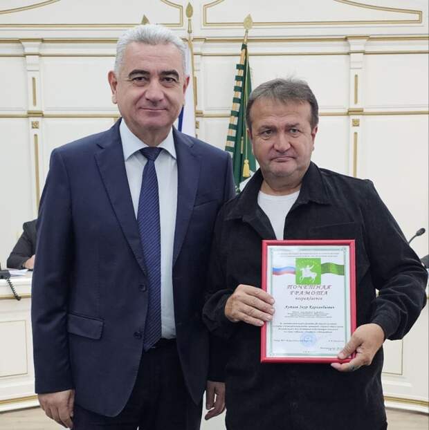 Глава Кошехабльского района вручил Почетную грамоту тренеру по футболу Зауру Аутлеву