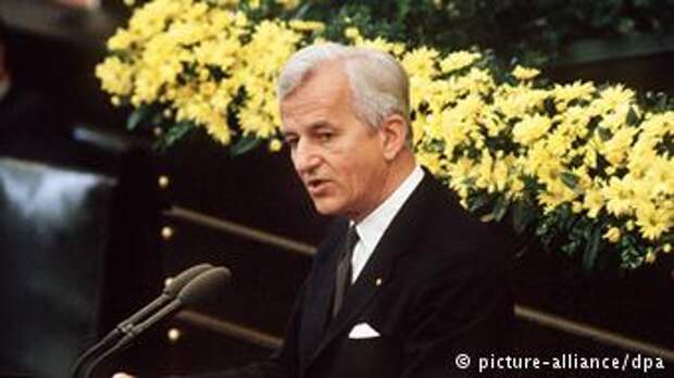 8 мая было днем освобождения, - заявил Рихард фон Вайцзеккер 8 мая 1985 года