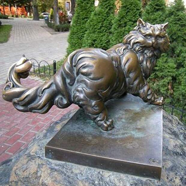 Памятник коту Пантелеймону напротив Золотых ворот, Киев, Украина.