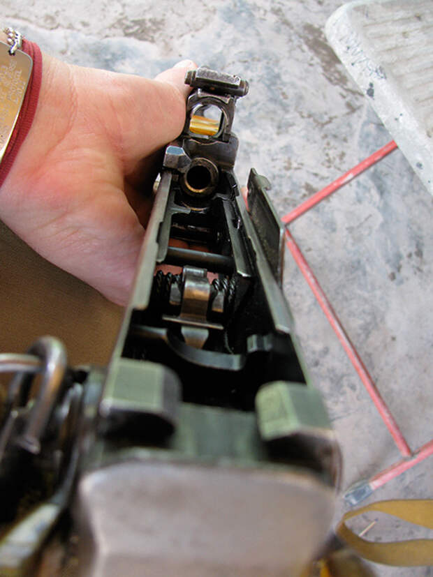 АК-47 - автомат Калашникова калибр 7,62-мм АК-47 - автомат Калашникова калибр 7,62-мм