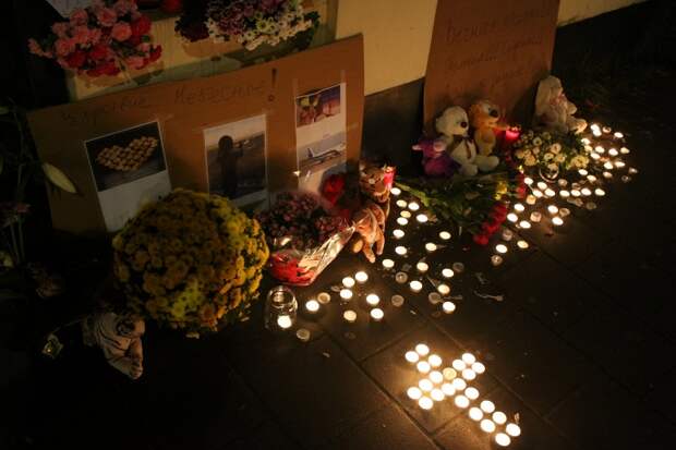Цветы и свечи у посольства России в Нидерландах
