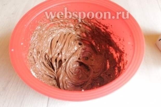 Пока остывают, делаем ещё крем шоколадный. Мягкое масло смешаем с шоколадной пастой. Взбиваем миксером. Пасту можете добавить сами по вкусу. И накладываем крем в кондитерский мешок.