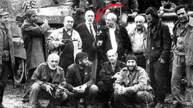 На базе бандитов в тбилисском пригороде Шавнабада Вахтанг, держа в руках оружие, сфотографировался на память с руководителями переворота - министром обороны Тенгизом КИТОВАНИ и тогдашним мэром Тбилиси Отаром ЛИТАНИШВИЛИ (1992 г.)