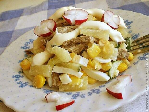 Оригинальный салат с ананасом и говядиной