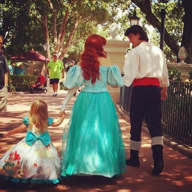 Мама делать для дочки костюмчики для посещения Disney World Мама делать для дочки костюмчики для посещения Disney World