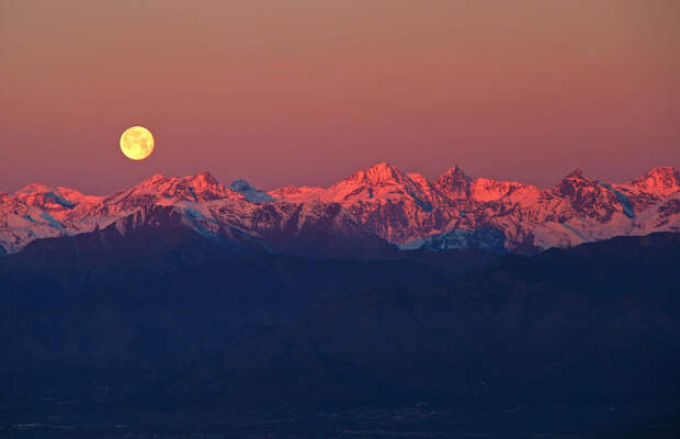Полная луна над Альпами, Италия