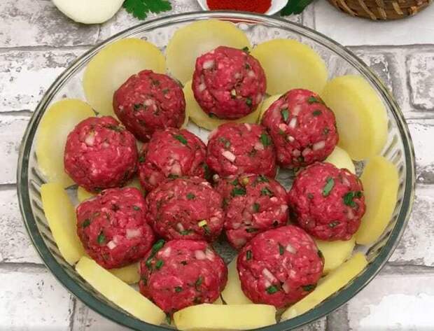 Фрикадельки с картофелем и соусом бешамель: вкусное блюдо в оригинальном исполнении Фрикадельки с картофелем и соусом бешамель: вкусное блюдо в оригинальном исполнении