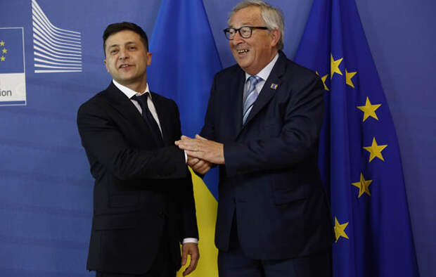 Ukrainian President Volodymyr Zelensky is welcomed by European commission President Jean-Claude Juncker. Фото Ale_Mi - Deposit