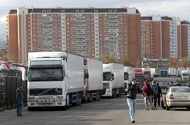 На овощебазе в московском районе Бирюлево Западное скопилось несколько сотен фур