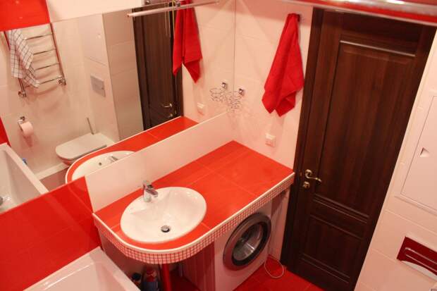 Красная ванная комната, стиральная машина под столешницей