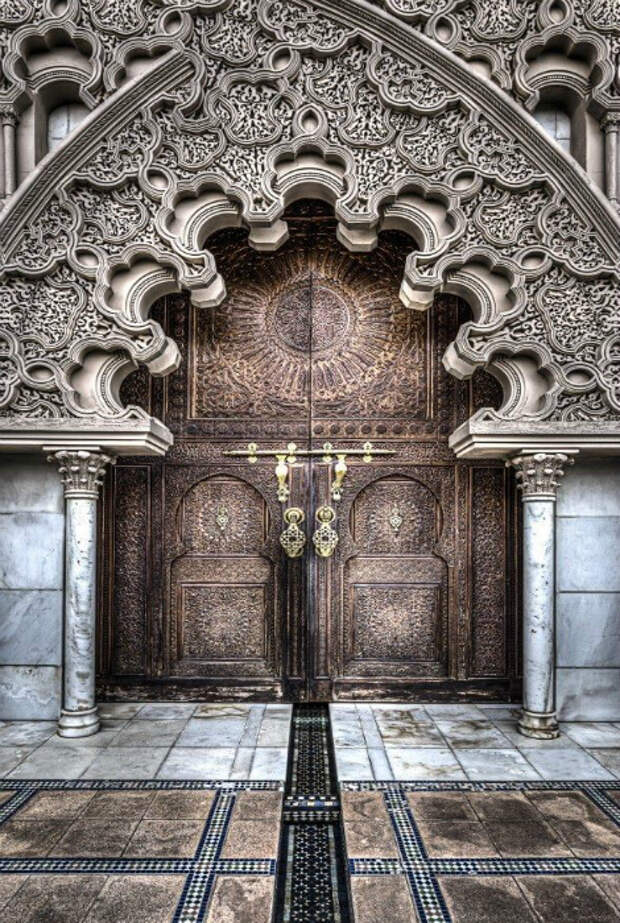 Фантастическая дверь в классическом стиле, украшенная фигурной аркой.