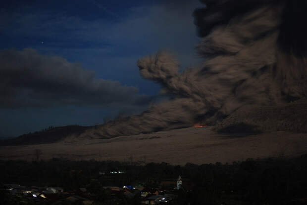 9 октября 2014 извержение вулкана Синабунг в Северной Суматре еще продолжалось