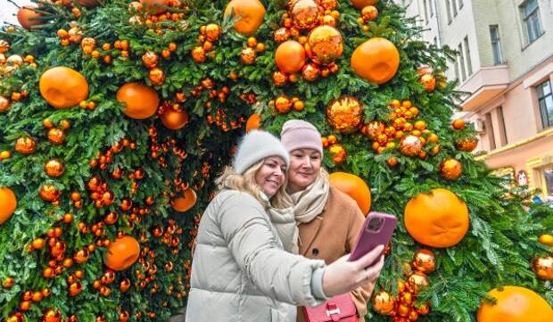 Около 100 тыс. искусственных мандаринов украшают Арбат в рамках «Зимы в Москве»