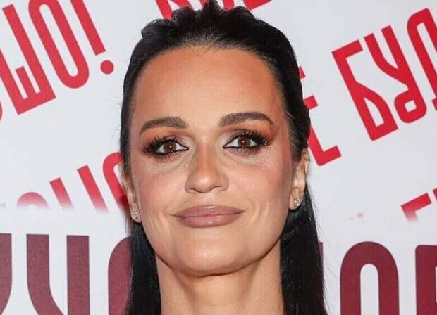 Певица Слава показала округлившийся живот и того, кто к этому причастен