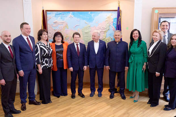 Минниханов посетил Российский университет кооперации, ему присвоили звание профессора