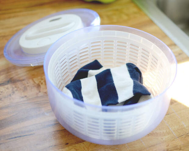 Легкий трюк для ручной стирки одежды. /Фото: storage.googleapis.com