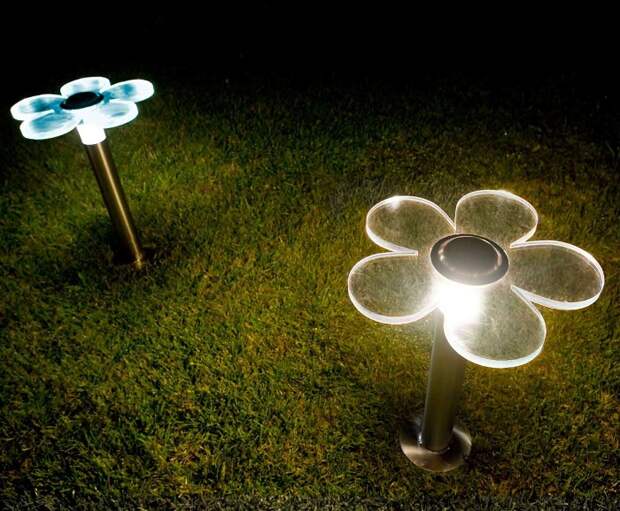 Оригинальные садовые светильники в форме «живых» цветов.