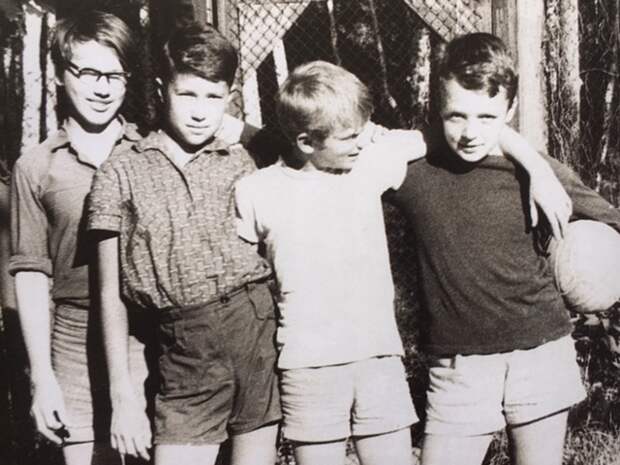 1960-е годы. На теннисном корте у соседа по даче Игоря Ильинского (его сын Володя — крайний слева, в очках, Виктор Гусев — крайний справа) / Фото из личного архива