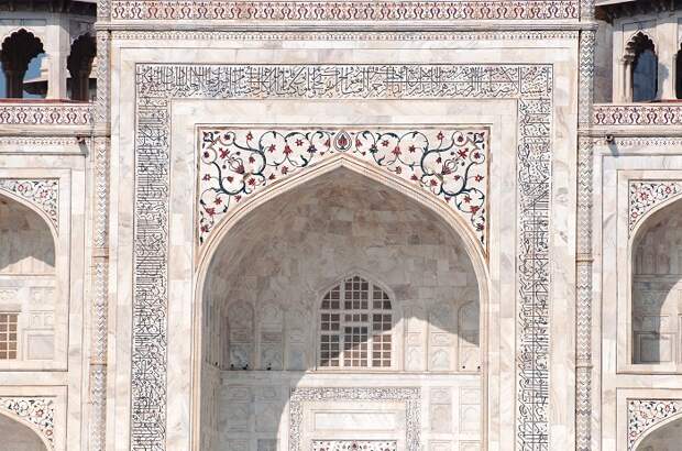 Полированный полупрозрачный мрамор придает строению воздушность и невесомость (мавзолей Тадж-Махал, Индия). | Фото: thousandwonders.net.