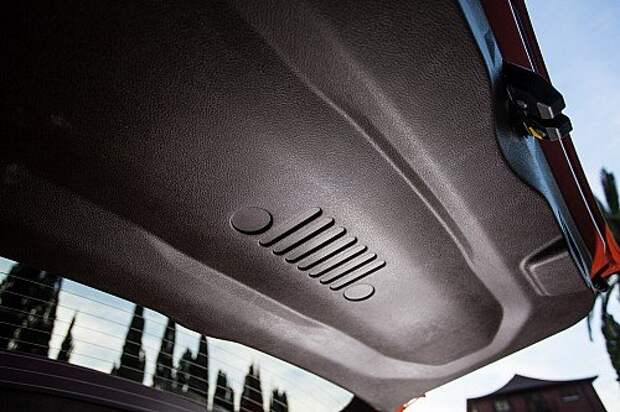 Jeep Renegade. При внимательном рассмотрении автомобиля то тут, то там натыкаешься на мелочи, напоминающие о принадлежности к славному семейству Jeep.