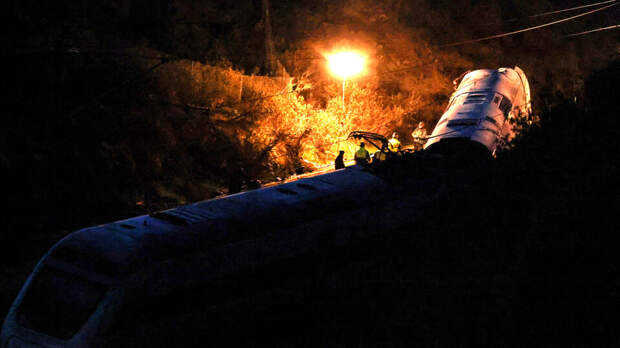 Число погибших при крушении поездов в Испании возросло до 39