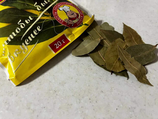 Смешиваю лаврушку с солью и расставляю по подоконникам: к утру стёкла сухие, а в доме пахнет пряностями