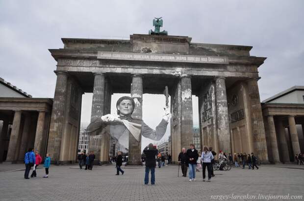 19 Берлин 1945-2010. Регулировщица у Бранденбургских ворот..jpg