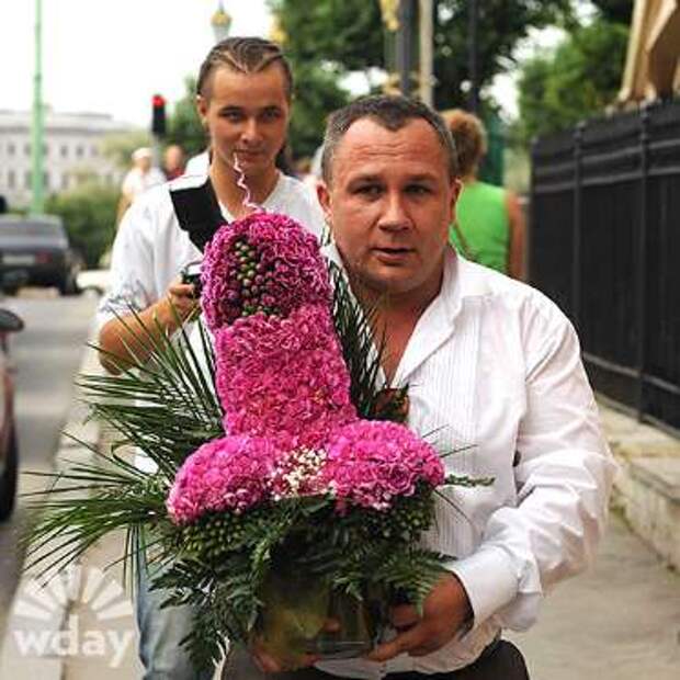 Cергей Шнуров свадьба: фото: Друзья преподнесли новобрачным… громадный ярко-розовый букет в форме фаллоса
