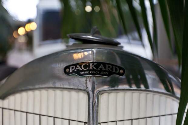 Фотоочет о посещении Бельгийского королевского автоклуба. Часть 2 - Шильдики (20 фото)